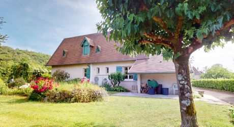 Périgord Noir – Élégante maison avec piscine et jardin arboré à Montignac-Lascaux.