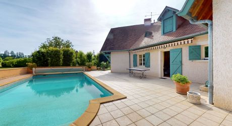 Périgord Noir – Élégante maison avec piscine et jardin arboré à Montignac-Lascaux.