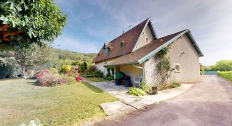 Périgord Noir – Élégante maison avec piscine et jardin arboré à Montignac-Lascaux.