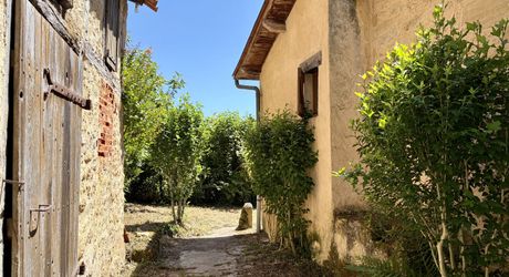 Au pied de la superbe église de Plazac, maison en pierre avec jardin de curé. Très belle affaire.