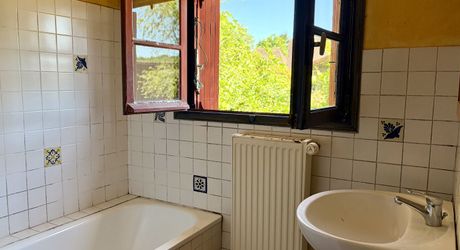 Au pied de la superbe église de Plazac, maison en pierre avec jardin de curé. Très belle affaire.