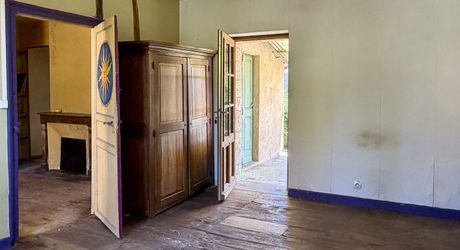 Au pied de la superbe église de Plazac, maison en pierre avec jardin de curé. Très belle affaire.