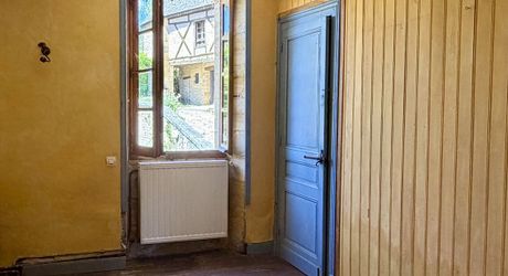 Au pied de la superbe église de Plazac, maison en pierre avec jardin de curé. Très belle affaire.