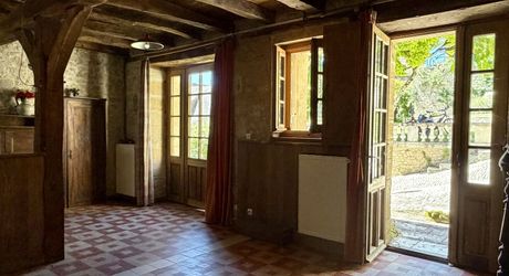 Au pied de la superbe église de Plazac, maison en pierre avec jardin de curé. Très belle affaire.