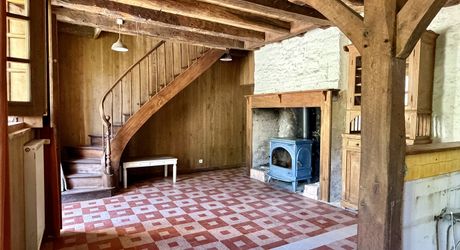 Au pied de la superbe église de Plazac, maison en pierre avec jardin de curé. Très belle affaire.