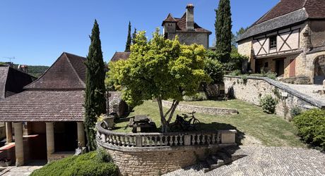 Au pied de la superbe église de Plazac, maison en pierre avec jardin de curé. Très belle affaire.