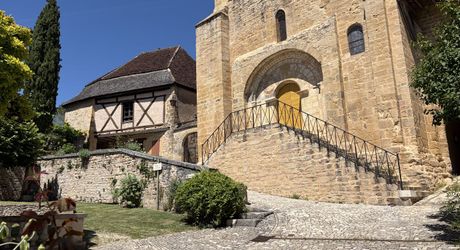 Au pied de la superbe église de Plazac, maison en pierre avec jardin de curé. Très belle affaire.