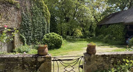 Propriété sur 2 hectares située dans un très beau cadre de campagne, à moins de 10 minutes de Sarlat.