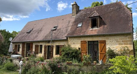 Propriété sur 2 hectares située dans un très beau cadre de campagne, à moins de 10 minutes de Sarlat.
