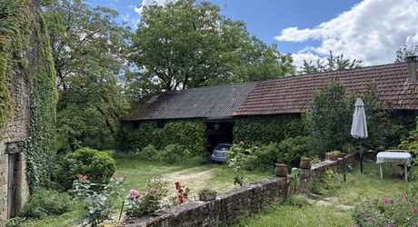 Propriété sur 2 hectares située dans un très beau cadre de campagne, à moins de 10 minutes de Sarlat.