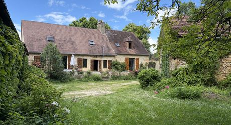 Propriété sur 2 hectares située dans un très beau cadre de campagne, à moins de 10 minutes de Sarlat.