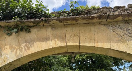 Propriété sur 2 hectares située dans un très beau cadre de campagne, à moins de 10 minutes de Sarlat.