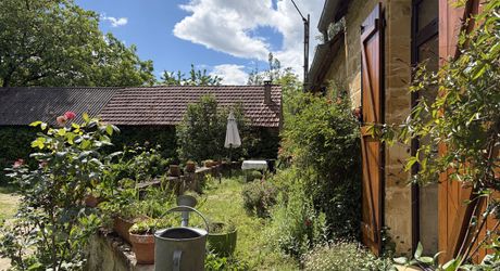 Propriété sur 2 hectares située dans un très beau cadre de campagne, à moins de 10 minutes de Sarlat.