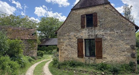 Propriété sur 2 hectares située dans un très beau cadre de campagne, à moins de 10 minutes de Sarlat.