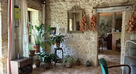 Propriété sur 2 hectares située dans un très beau cadre de campagne, à moins de 10 minutes de Sarlat.