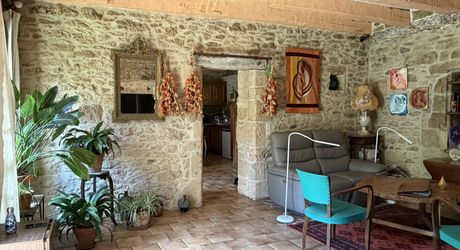 Propriété sur 2 hectares située dans un très beau cadre de campagne, à moins de 10 minutes de Sarlat.