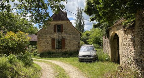 Propriété sur 2 hectares située dans un très beau cadre de campagne, à moins de 10 minutes de Sarlat.