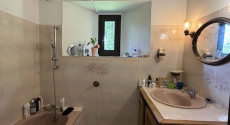 Propriété sur 2 hectares située dans un très beau cadre de campagne, à moins de 10 minutes de Sarlat.