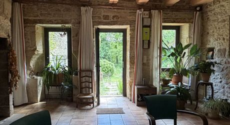 Propriété sur 2 hectares située dans un très beau cadre de campagne, à moins de 10 minutes de Sarlat.