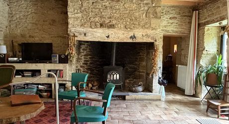 Propriété sur 2 hectares située dans un très beau cadre de campagne, à moins de 10 minutes de Sarlat.