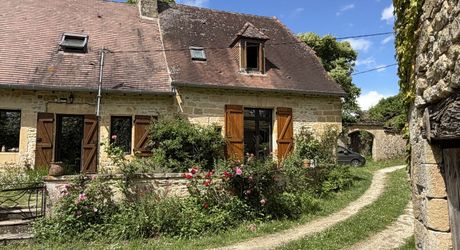 Propriété sur 2 hectares située dans un très beau cadre de campagne, à moins de 10 minutes de Sarlat.