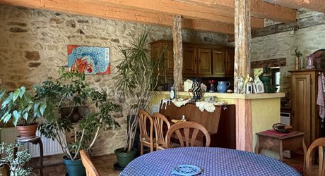 Propriété sur 2 hectares située dans un très beau cadre de campagne, à moins de 10 minutes de Sarlat.