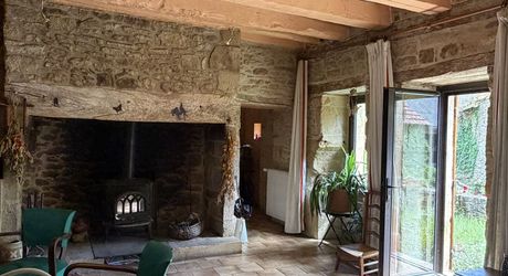 Propriété sur 2 hectares située dans un très beau cadre de campagne, à moins de 10 minutes de Sarlat.