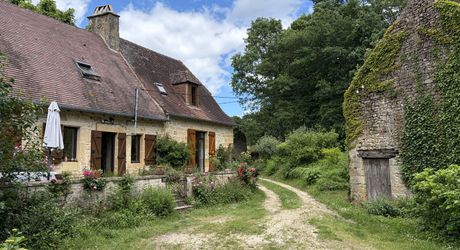 Propriété sur 2 hectares située dans un très beau cadre de campagne, à moins de 10 minutes de Sarlat.