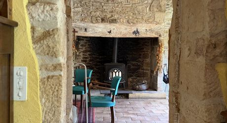 Propriété sur 2 hectares située dans un très beau cadre de campagne, à moins de 10 minutes de Sarlat.