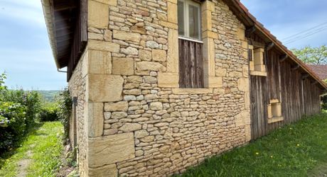 Périgord Noir, maison au coeur d'un hameau, proche commerces et sites touristiques.