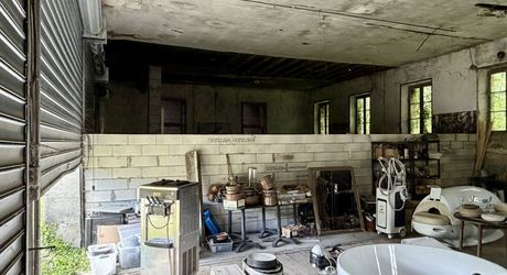 En plein centre de Montignac-Lascaux, ensemble comprenant une maison et d'importants bâtiments à destination d'atelier/stockage, avec cour et jardin.
