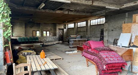 En plein centre de Montignac-Lascaux, ensemble comprenant une maison et d'importants bâtiments à destination d'atelier/stockage, avec cour et jardin.