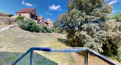 Superbe ensemble périgourdin en plein coeur du Périgord Noir. Belle vue. Piscine couverte. Terrain de 4 ha 80 environ.