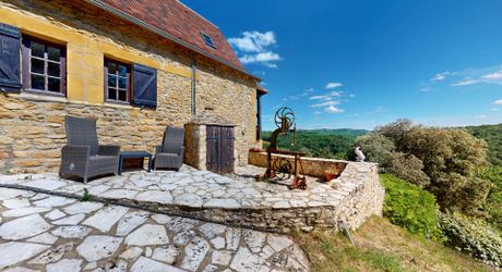 Superbe ensemble périgourdin en plein coeur du Périgord Noir. Belle vue. Piscine couverte. Terrain de 4 ha 80 environ.