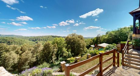 Superbe ensemble périgourdin en plein coeur du Périgord Noir. Belle vue. Piscine couverte. Terrain de 4 ha 80 environ.