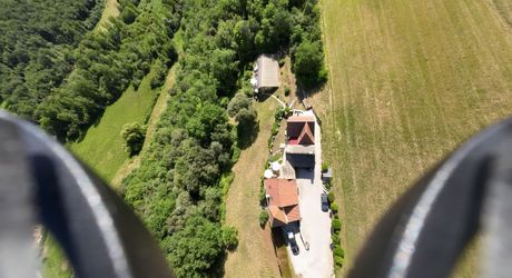 Superbe ensemble périgourdin en plein coeur du Périgord Noir. Belle vue. Piscine couverte. Terrain de 4 ha 80 environ.
