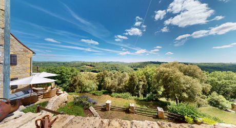 Superbe ensemble périgourdin en plein coeur du Périgord Noir. Belle vue. Piscine couverte. Terrain de 4 ha 80 environ.