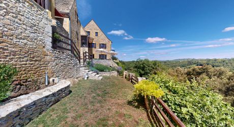 Superbe ensemble périgourdin en plein coeur du Périgord Noir. Belle vue. Piscine couverte. Terrain de 4 ha 80 environ.