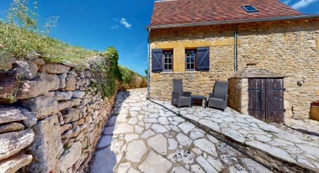 Superbe ensemble périgourdin en plein coeur du Périgord Noir. Belle vue. Piscine couverte. Terrain de 4 ha 80 environ.