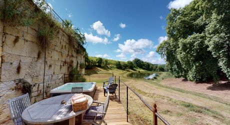 Domaine unique en Périgord Noir sur 67 hectares clos avec château et dépendances.
