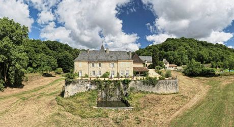 Domaine unique en Périgord Noir sur 67 hectares clos avec château et dépendances.