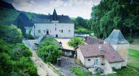 Domaine unique en Périgord Noir sur 67 hectares clos avec château et dépendances.