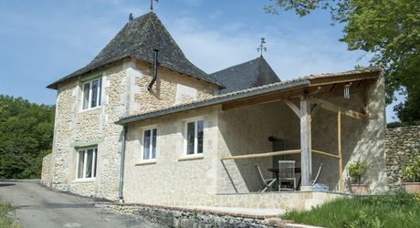 Domaine unique en Périgord Noir sur 67 hectares clos avec château et dépendances.