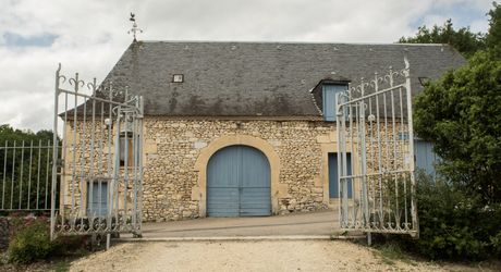 Domaine unique en Périgord Noir sur 67 hectares clos avec château et dépendances.