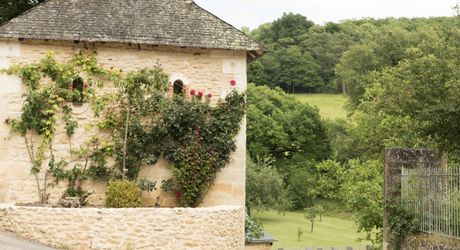 Domaine unique en Périgord Noir sur 67 hectares clos avec château et dépendances.