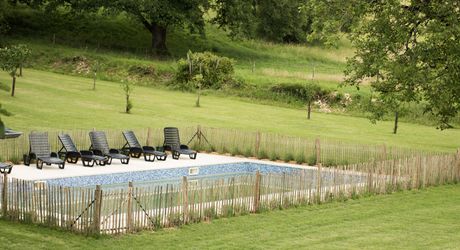 Domaine unique en Périgord Noir sur 67 hectares clos avec château et dépendances.