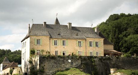 Domaine unique en Périgord Noir sur 67 hectares clos avec château et dépendances.