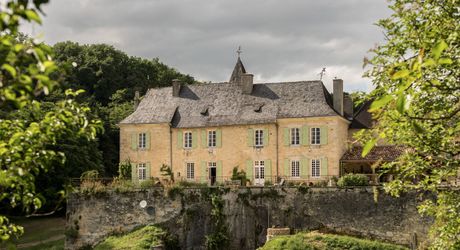 Domaine unique en Périgord Noir sur 67 hectares clos avec château et dépendances.