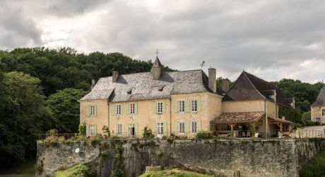 Domaine unique en Périgord Noir sur 67 hectares clos avec château et dépendances.