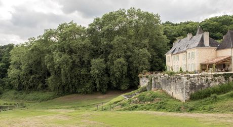 Domaine unique en Périgord Noir sur 67 hectares clos avec château et dépendances.